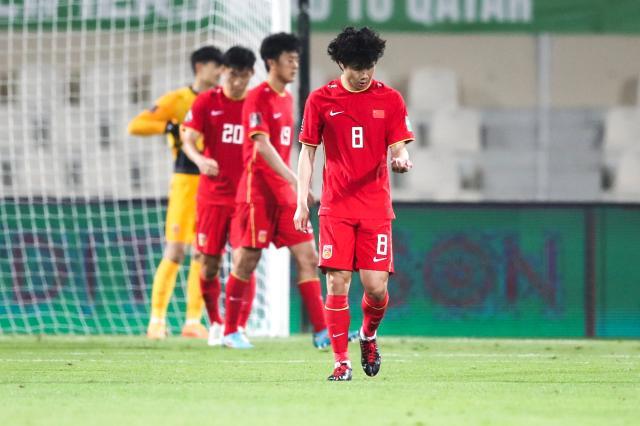 九游体育官网-国足重复犯错底线在哪儿？复刻中日战 头球成弱点